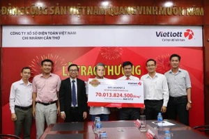 Người may mắn trúng Vietlott tặng 100 triệu từ thiện