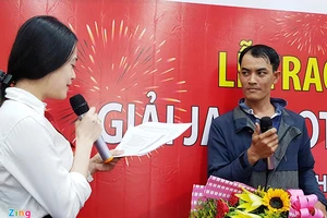 Anh H.H.Đ giao lưu với mọi người tại lễ trao thưởng. Ảnh: Zing.vn