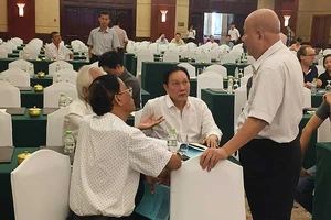 Chủ tịch HĐQT HVG Dương Ngọc Minh (giữa): “Ban lãnh đạo đã mất ăn mất ngủ với tình trạng hiện nay của công ty”. Ảnh: PHƯƠNG MINH