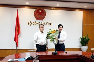 Thứ trưởng Cao Quốc Hưng (bên trái ảnh) tặng hoa chúc mừng tân Phó Vụ trưởng Vụ Tiết kiệm năng lượng và phát triển bền vững