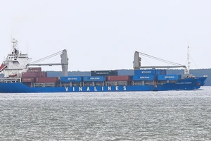 Lạ: Vinalines bị khóa giao dịch ngay khi vừa chào sân