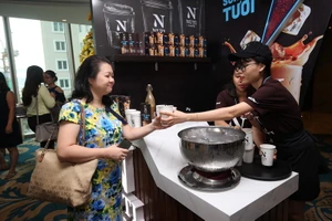 Nutifood mới đây đã chính thức ra mắt Cà phê sữa đá tươi có sự khác biệt rất lớn so với các sản phẩm cà phê hòa tan đã có mặt trên thị trường.
