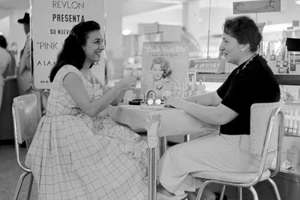 Một gian hàng chuyên về các sản phẩm làm đẹp của Sears.- Nguồn:Internet