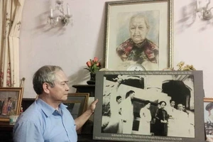 Ông Trịnh Cần Chính bên ảnh của cha mẹ mình là nhà tư sản dân tộc Trịnh Văn Bô- Nguồn: Zing.vn