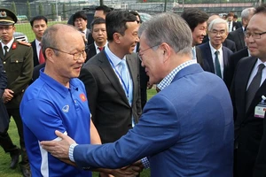 Tổng thống Hàn Quốc Moon Jae-in và Huấn luyện viên Park Hang-seo trong chuyến thăm thăm cấp Nhà nước tới Việt Nam hồi tháng 3.2018 của Tổng thống và Phu nhân. Ảnh: VFF.