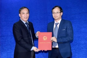 Phó Thống đốc NHNN Đoàn Thái Sơn trao Quyết định bổ nhiệm Vụ trưởng Vụ Pháp chế cho ông Tạ Quang Đôn