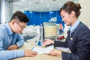 Nhu cầu vay vốn cuối năm tăng cao - Ảnh: TL