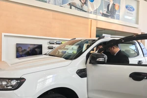 Trước giờ G tăng phí trước bạ: Mua ô tô phải 'kèm lạc'