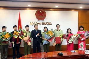 Thứ trưởng Đặng Hoàng An trao Quyết định cho 7 cán bộ