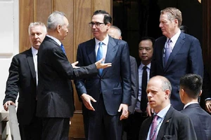 Phó Thủ tướng Trung Quốc Lưu Hạc cùng Bộ trưởng Tài chính Mỹ Steven Mnuchin và Đại diện Thương mại Mỹ Robert Lighthizer tại Washington hôm 10-5. Ảnh: Reuters.