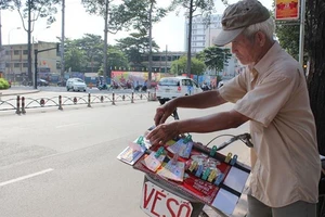 Người bán vé số dạo thường bán nhiều loại vé để khách hàng dễ lựa chọn- Ảnh minh họa 