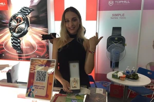 Một thương hiệu đồng hồ Trung Quốc thuê mẫu Tây quảng bá sản phẩm