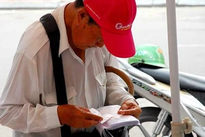 Người mua vé sổ truyền thống nhiều khi có khuynh hướng mua xong rồi "để quên đâu đó".