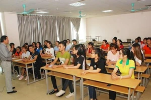 Sếp một doanh nghiệp cho biết ông tham gia thỉnh giảng, talkshow… nhưng bây giờ vẫn phải học lại như sinh viên. Trong ảnh: Sinh viên khoa Du lịch Trường ĐH Văn hóa TP.HCM trong một tiết học. Ảnh: TU