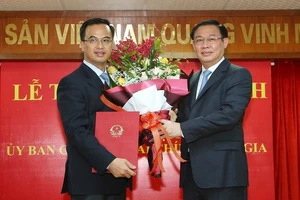 Phó Thủ tướng Vương Đình Huệ trao Quyết định cho ông Vũ Nhữ Thăng - Ảnh :Thành Chung