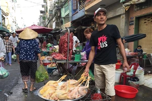 Một người bán gà làm sẵn tại chợ Bà Chiểu cho biết giá gà mua từ các đầu mối không giảm nên giá bán lẻ cũng không thể giảm được- Ảnh: Tú Uyên