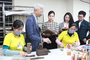 Giám đốc Công ty Eurolink Nguyễn Hữu Thành giới thiệu sản phẩm với Đoàn công tác- Ảnh: BCT