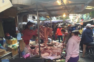 15 doanh nghiệp lớn ngành chăn nuôi đã tuyên bố đưa giá thịt heo hơi về mức dưới 70.000 đồng/kg nhưng giá bán lẻ tại chợ, siêu thị vẫn cao- Ảnh: Tú Uyên