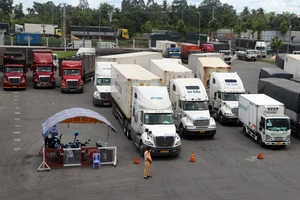 Tài xế chở hàng Bắc-Nam chờ 20 tiếng chưa vào được Cần Thơ