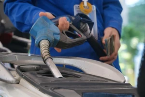 Yêu cầu 2 nhà máy lọc dầu tại Việt Nam tăng sản xuất xăng