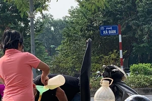 Mua xăng dầu bằng can, chai, thùng... có bị phạt không?