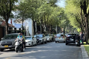 TP.HCM: Thu phí vỉa hè, lòng đường cần hài hòa lợi ích các bên