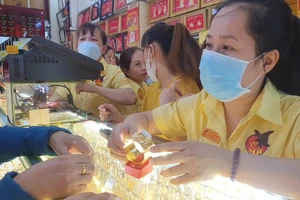 Ngỡ ngàng khi vàng bị…ế 