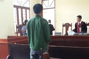 Gia cảnh túng quẫn, làm liều buôn hàng giả