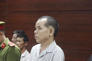 Xâm hại bé gái khờ khạo, dùng 2.000 đồng để mua sự im lặng