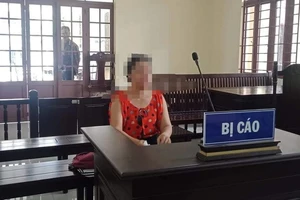 Người phụ nữ hầu tòa vì bán vé số kiêm lô đề