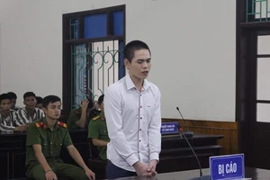 Lén uống rượu trong trại giam rồi đâm chết bạn tù