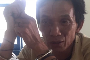 Người đàn ông đi xe lăn vô cớ dùng nạng gỗ đánh chết cháu bé