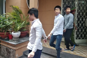 Dùng bình xịt hơi cay cướp xe người đi đường