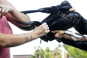 Cướp túi xách của người yêu cũ để kiểm tra điện thoại