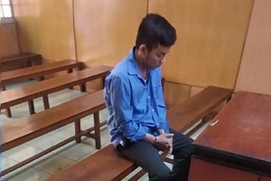 Thuê xe ôm chở đến chỗ vắng rồi ra tay