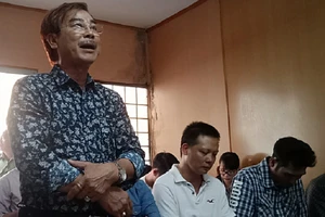 Hoãn xử vụ nghệ sĩ Hồng Tơ đánh bạc