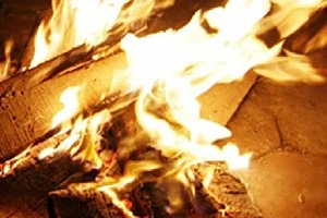 Tức hàng xóm, sai con mua xăng về 'tính sổ'