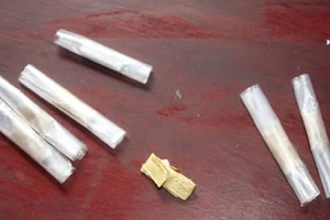 Đứng đợi bạn ở cây xăng với 133 ống heroin trong túi quần