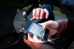 Cướp điện thoại của thiếu nữ vì... từ chối đi chơi