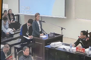 Người phụ nữ nước ngoài phát biểu tại phiên xử 2 cựu bộ trưởng