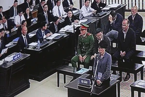 Cựu phó tổng giám đốc MobiFone bật khóc tại tòa