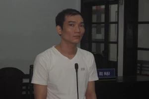 Lãnh 12 tháng tù vì ném vỡ kính ô tô