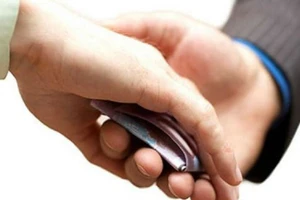 Cán bộ xài tiền của người vi phạm sẽ bị cách chức