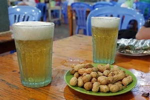  Bị tấn công bằng dao vì đang nhậu lại đòi về