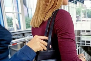 Cao thủ móc túi tranh thủ 'làm ăn' khi đi du lịch