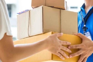 Lừa nhân viên giao hàng online lấy nhiều điện thoại đắt tiền