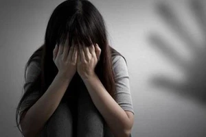 Hiếp dâm con riêng của vợ 'hờ', dọa đánh gãy chân nếu tiết lộ