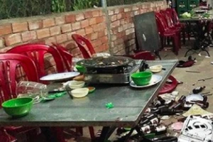 Tạt nồi lẩu đang sôi vào bạn nhậu vì bị đuổi khéo