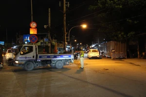 Nằm giữa đường 'ăn vạ' tổ tuần tra phòng chống dịch