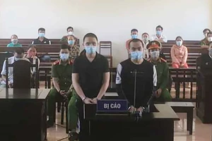 Truy sát trong quán hủ tiếu vì nghĩ bị 'nhìn đểu’ 